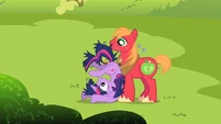 Twilight upside down near Big McIntosh S02E03