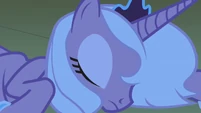 Princess Luna waking up S01E02