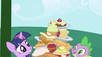 The Apple Family keeps stacking food on the table S1E01