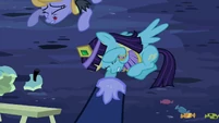 Luna pointing at Sassaflash S02E04