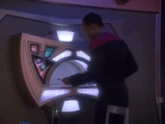 Sisko bestellt sich etwas am Replikator
