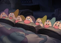 Enanitos tras cama