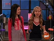 01 CarlysmilingatSamoniCarly