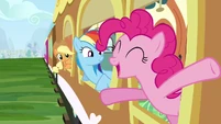 Applejack, Rainbow Dash and Pinkie Pie on train S2E25