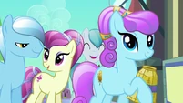 Crowd of ponies happy S3E2