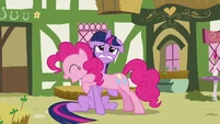 Twilight struggling under Pinkie S3E3