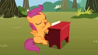 Scootaloo playing the piano S01E18