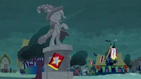 Trixie's statue S3E05