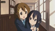 Yui hugging Azusa