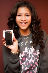 45497 Preppie Zendaya Coleman posing with her new cell phone at a house in LA 5 122 92loTHRITEEN