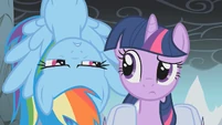 Twilight and upside down Rainbow Dash S01E07