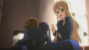 Mugi peace sign