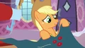 Applejack knitting S03E13.png