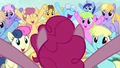 Ponies cheering "PINKIE!" S03E13.png