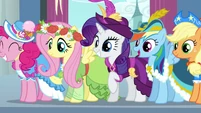 Main 5 in coronation attire S03E13