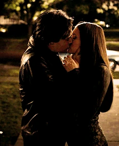 Damon-salvatore-elena-gilbert-kiss-tvd-Favim.com-372975