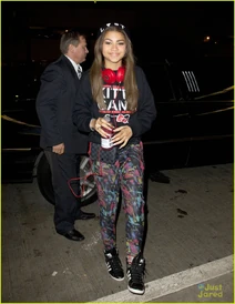 Zendaya-coleman-with-drink