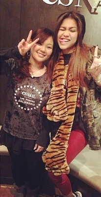 Zendaya-coleman-with-fan-leopardscarf