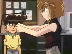 Ai dispara y Conan la observa