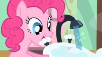 Pinkie Pie turning knob S2E13