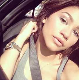 Zendaya-coleman-in-car-grey