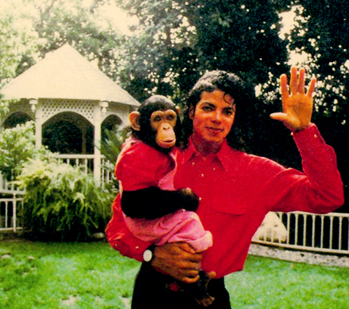 Michael_Jackson_with_Bubbles_the_Chimpanzee.png