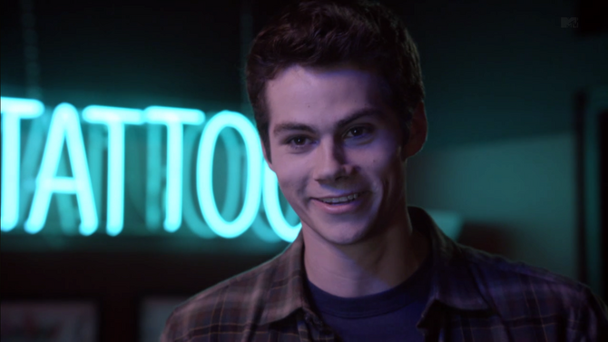 http://images1.wikia.nocookie.net/__cb20130605073757/teenwolf/images/thumb/7/78/Teen_Wolf_Season_3_Episode_1_Tattoo_Dylan_O%27Brien_Stiles.png/670px-Teen_Wolf_Season_3_Episode_1_Tattoo_Dylan_O%27Brien_Stiles.png