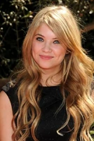 Ashley-Benson-Long-Layerd-Hairstyle