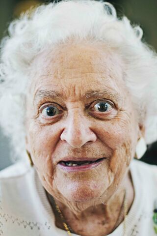 320px-Mothers-day-grandma-face-close-s
