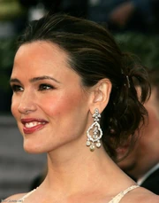Jennifer Garner at the 2006 Academy Awards, wearing a pair of $250,000 Fred Leighton diamond chandelier-style earrings for which she had her ears pierced specially.