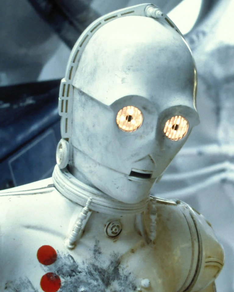 K-3PO (detrás de el C-3PO)