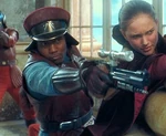 Padmé Amidala y Panaka responden al fuego desde detrás de una columna del palacio.
