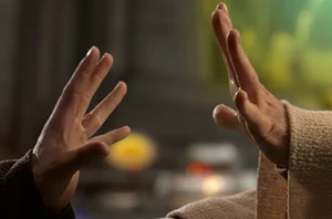 Anakin y Obi-Wan luchan con la Fuerza para descubrir que estan en igualdad de condiciones.