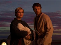 Beru, Owen y el bebé Luke.