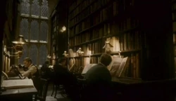http://images1.wikia.nocookie.net/harrypotter/images/thumb/b/ba/LibraryHBP.jpg/250px-LibraryHBP.jpg