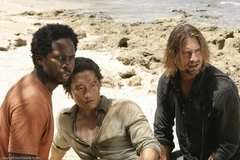 Michael, Jin und Sawyer sitzen fassungslos am Strand