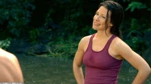 Kate und Sawyer am Wasserfall. („Der silberne Koffer“)