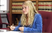 Claire will die Adoptionsunterlagen unterschreiben.