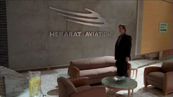 Ethan begrüßt Juliet im Wartebereich von Herarat Aviation.