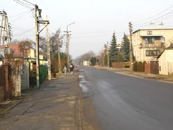 Ulica Grunwaldzka, zdjęcie zrobione w pobliżu ulicy Chocimskiej. W oddali widać kontenery blisko SP3.