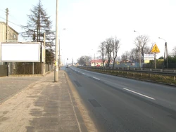 Ulica Piłsudskiego, widok w stronę Czarnej Strugi z parkingu przed salonem fryzjerskim, blisko ulicy Grunwaldzkiej.