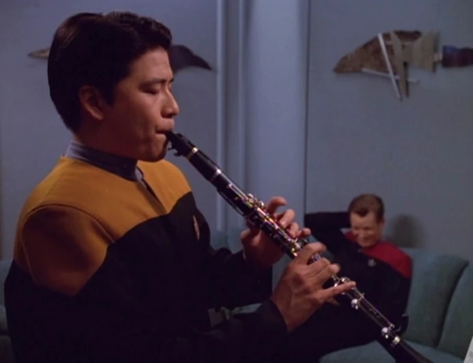 Bild; Quelle: http://images1.wikia.nocookie.net/memoryalpha/de/images/e/e5/Harry_Kim_spielt_Klarinette.jpg