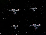 Die Hood mit drei ihrer Schwesterschiffen.