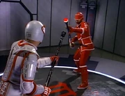 Commander William T. Riker und sein Vater Kyle Riker tragen einen Anbo-jytsu-Kampf aus.