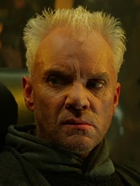 Malcolm McDowell als Dr. Tolian Soran
