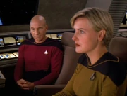 Yar begleitet Picard zur Enterprise.