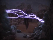 Eine Plasmaentladung trifft Picard, der dadurch zurück geschleudert wird.