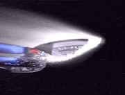 Die Enterprise fliegt in einen Transwarpkanal.
