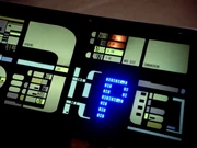 Picard sendet ein Signal aus den Computerschaltkreisen