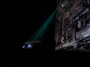 Die Enterprise im Traktorstrahl der Borg.